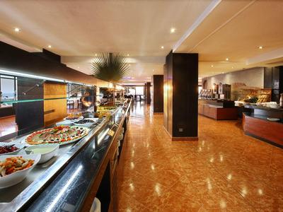 Hell beleuchteter Buffetbereich mit kalten und warmen Speisen in einem Restaurant.