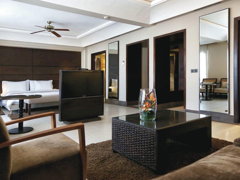 Gezellige hotelkamer met modern meubilair en flatscreen-tv.