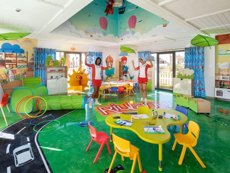 Bunter, heller Spielraum mit kindgerechten Möbeln, Spielzeug und Wanddekorationen.