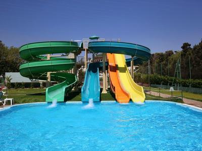 Park wodny z kilkoma zjeżdżalniami wodnymi prowadzącymi do dużego basenu.