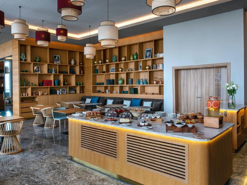 Modern ontbijtzaal met houten planken en buffet in een hotel.