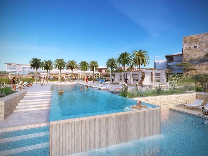 Moderner Poolbereich mit Palmen, blauer Wasserfläche und hellen Terrassen unter klarem Himmel.