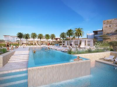 Moderner Poolbereich mit Wasserfall, Palmen und Sitzgelegenheiten unter klarem Himmel.