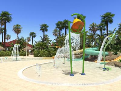 Dětské vodní hřiště s palmami a fontánami pod modrou oblohou