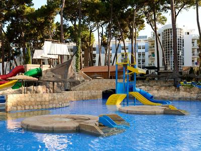 Kinderspielplatz mit bunten Wasserrutschen und Planschbecken in einem Hotelresort.