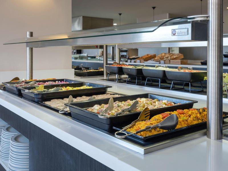 Buffet con vari piatti caldi e piatti in un ristorante moderno