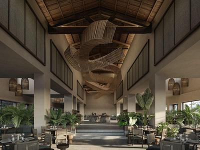 Przestronny hol hotelowy z drewnianymi sufitami, wygodnymi miejscami do siedzenia i roślinami ozdobnymi.