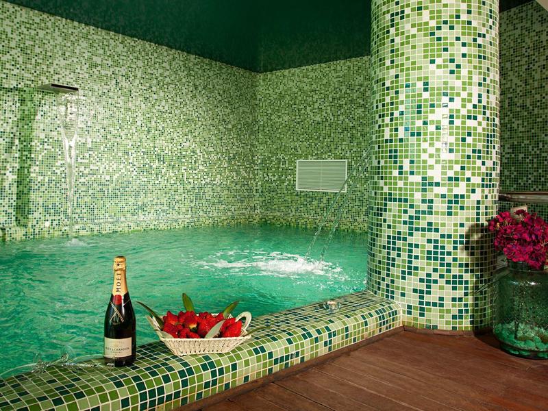 Innenpool mit Mosaikfliesen, Champagner und Erdbeeren auf dem Beckenrand