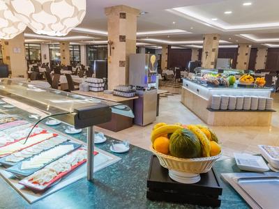 Buffetbereich mit verschiedenen Speisen und Dekoration in einem modernen Hotelrestaurant.