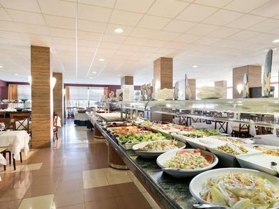 Großer, heller Buffetbereich mit vielfältigen Salaten und Gemüse in weißen Schalen.