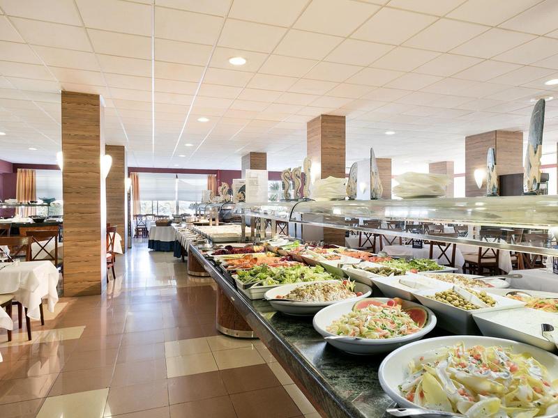 Großer, heller Buffetbereich mit vielfältigen Salaten und Gemüse in weißen Schalen.