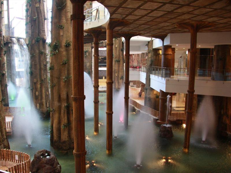 Großer Innenraum mit hohen, dünnen Säulen und Dampf, der aus dem Wasser aufsteigt.