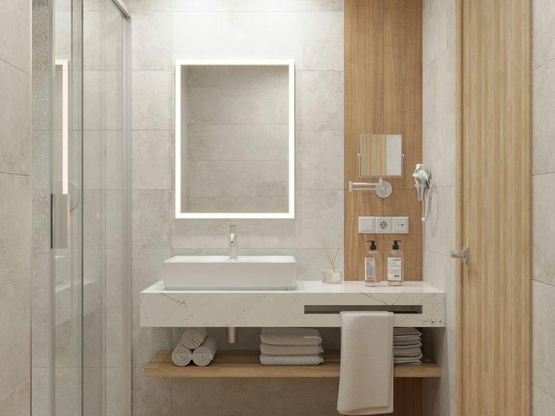 Modernes Bad mit hellen Fliesen, großem Spiegel, eingelassener Beleuchtung und Glas-Duschkabine.