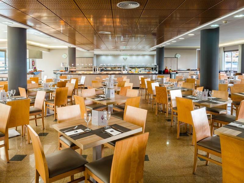 Großer, heller Speisesaal mit zahlreichen Holzstühlen und Tischen, modern eingerichtet.