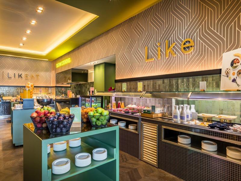 Stylischer Frühstücksraum mit moderner Dekoration und vielfältigem Buffetangebot.