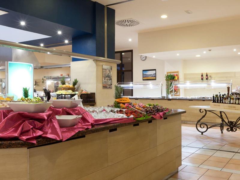 Moderner Buffetbereich mit hellem Boden, edlen Stoffen und verschiedenen Speisen auf Theken.