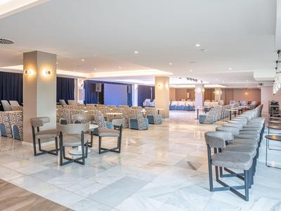 Großer, moderner Restaurantbereich mit Marmorboden, Tischen und Stühlen, ideal für Hotelgäste.