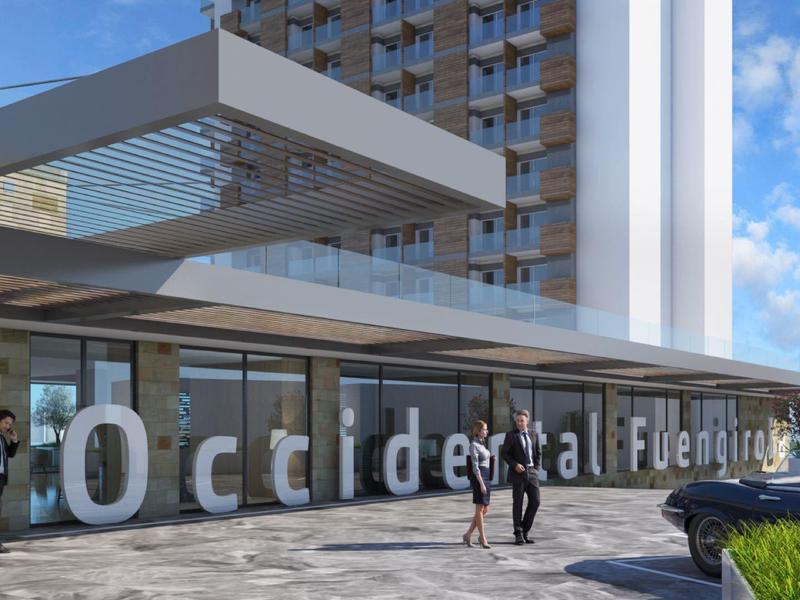 Moderner Eingangsbereich mit Glasfront und großen weißen Buchstaben auf dem Boden.