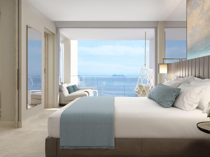 Moderne Terrasse mit grauen, gepunkteten Liegen, Holzwand und großen Pflanzen im hellen Raum.