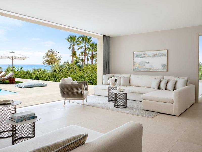 Großes, modernes Wohnzimmer mit weißen Möbeln, Glasfenstern und Blick auf Pool und Garten.