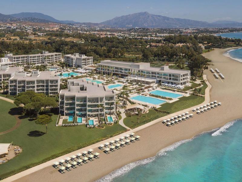 Großes Strandresort mit mehreren Pools, Liegestühlen und direktem Zugang zum Sandstrand und Meer.