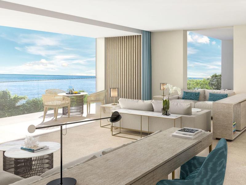 Helles Wohnzimmer mit großen Fenstern, Meerblick, modernen Möbeln und offenem Essbereich.