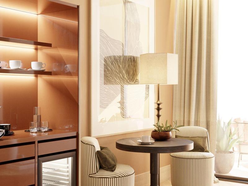 Helles, modernes Schlafzimmer mit rundem Tisch, Polstersesseln und großem dekorativem Wandbild.