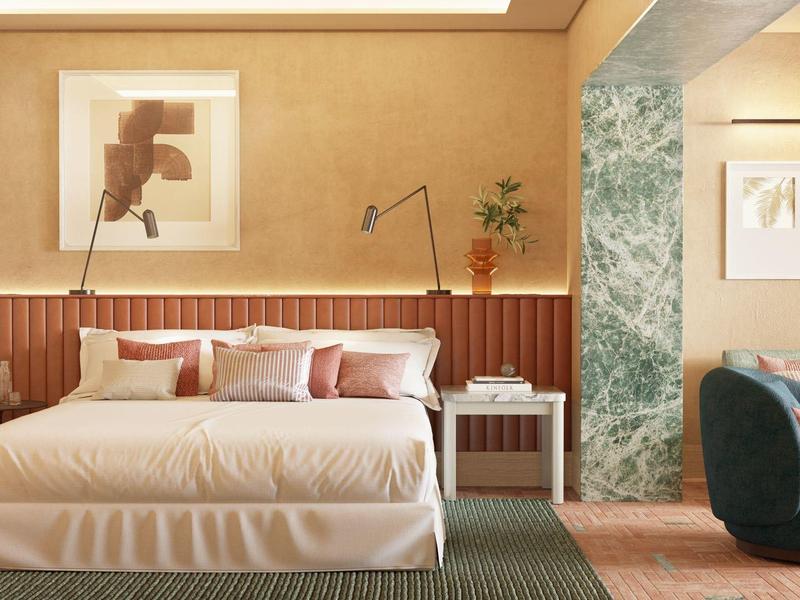 Sonnenterrasse mit Liegestühlen, Palmen, Sonnenschirmen und Blick auf das blaue Meer.