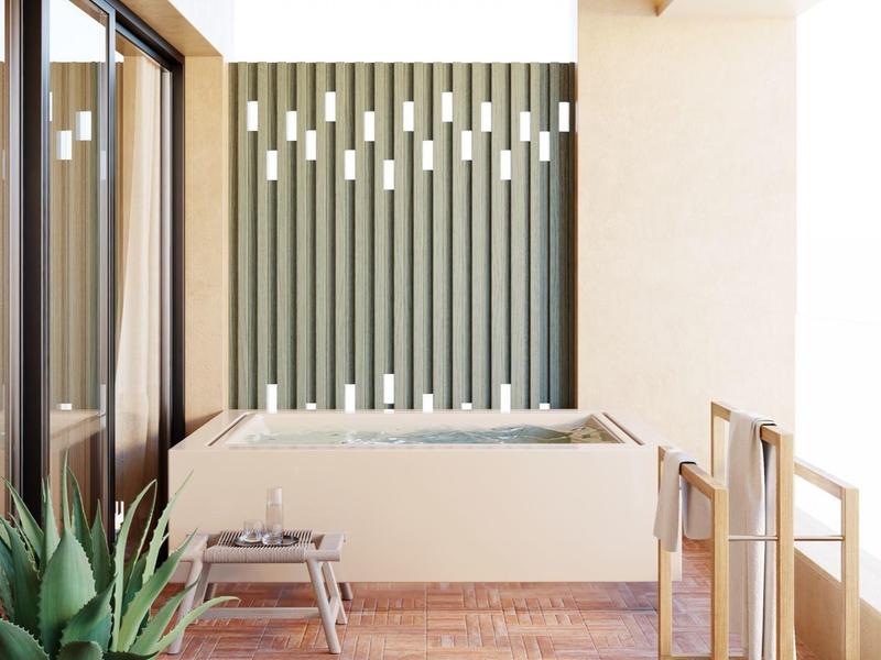 Moderner Außenbereich mit Eckbadewanne, grüner Wandverkleidung und Pflanzen im Topf.