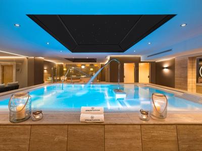 Innenpool mit moderner Beleuchtung und entspannender Atmosphäre in einem Hotel