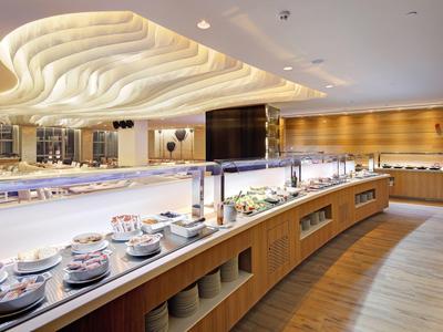 Modernes Restaurantbuffet mit gewölbter Decke und breitem Selbstbedienungstresen.