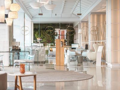 Hall d'hôtel lumineux et moderne avec mobilier blanc et grande fenêtre