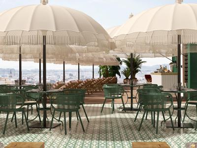 Dachterrasse mit grünen Stühlen, großen weißen Sonnenschirmen und Blick auf Meer und Stadt.