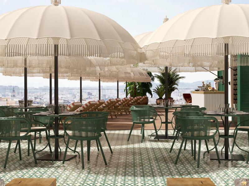 Dachterrasse mit grünen Stühlen, großen weißen Sonnenschirmen und Blick auf Meer und Stadt.