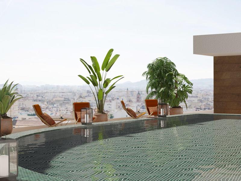 Moderner Pool mit klarem Wasser, Pflanzen und Liegestühlen auf Dachterrasse mit Stadtblick.