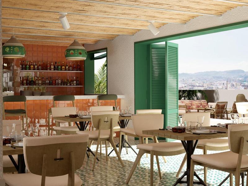 Moderner Gastraum mit hellen Stühlen, Holzbalkendecke und offenem grünen Fenster zur Stadt.