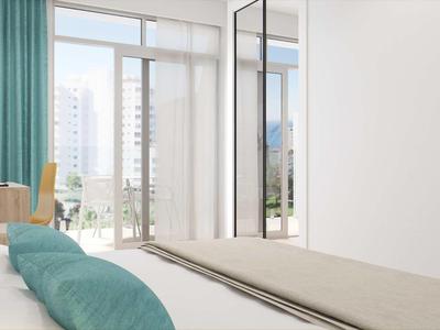 Helles Schlafzimmer mit großem Spiegel, Bett mit türkisfarbenem Kissen und bodentiefen Fenstern.