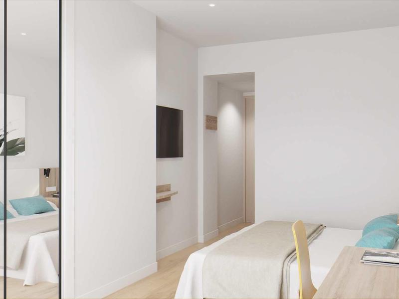 Helles Schlafzimmer mit Doppelbett, Spiegelkleiderschrank, Holzfußboden und modernem Mobiliar.