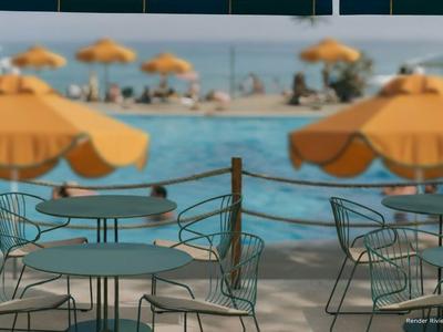 Tavoli e sedie vuoti accanto a una piscina con ombrelloni arancioni sullo sfondo.