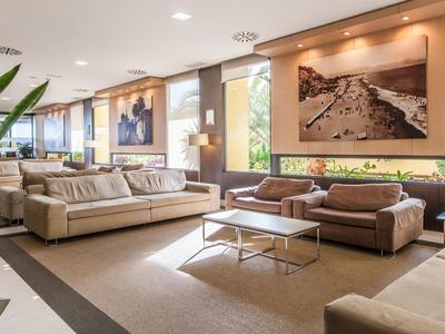 Modern eingerichtetes Hotel-Lounges mit Sofas und großen Fenstern