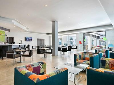 Moderne Lounge mit farbenfrohen Sesseln und stilvollem Interieur in einem Hotel