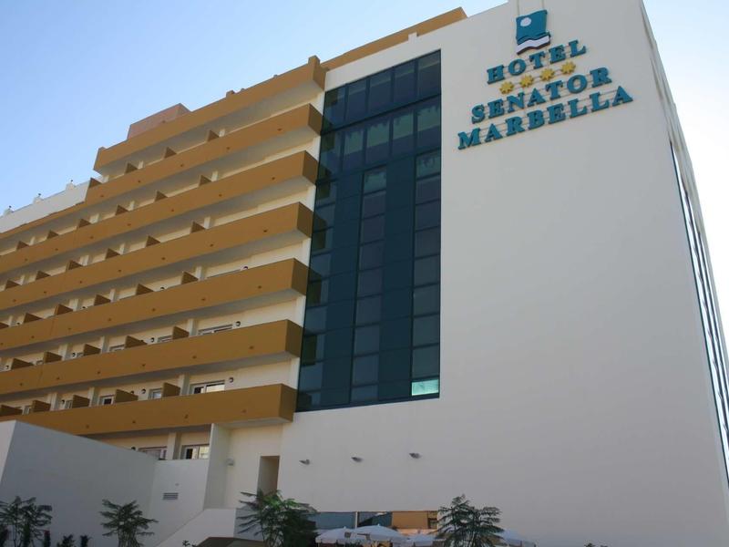 Hohes Hotelgebäude mit Balkonreihen, großen Fenstern und dem Schriftzug "Hotel Senator Marbella".
