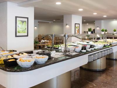 Moderne Buffetlinie mit vielfältigen Speisen in heller, sauberer Gastro-Umgebung.