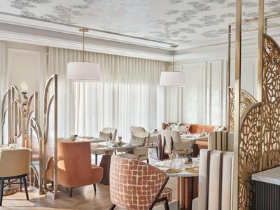 Elegantes Restaurant mit modernen Möbeln und zarten Raumteilern aus Holz.