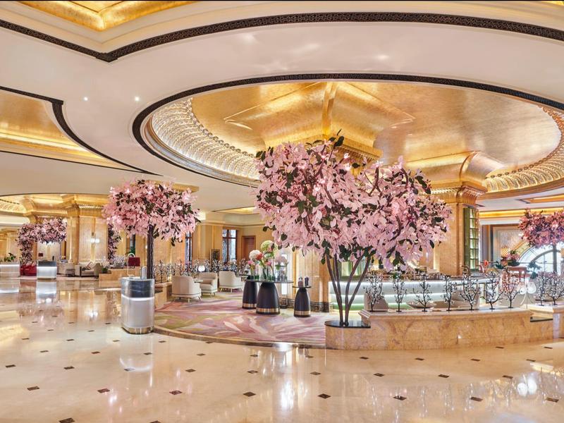 Luxuriöser Hotel-Lobbybereich mit Blumenarrangements und elegantem Design.