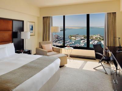 Modernes Hotelzimmer mit großem Fenster und Blick auf den Hafen