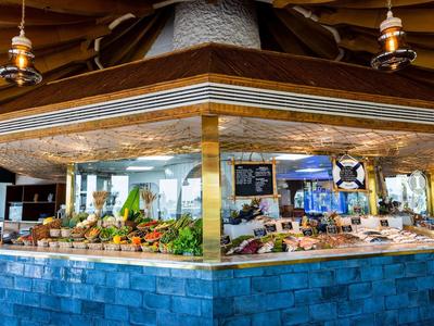 Buffetbereich mit frischen Speisen und moderner Ausstattung in einem Hotelrestaurant