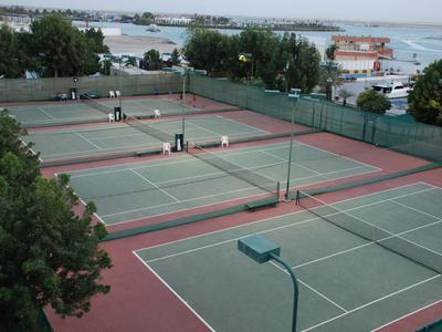 Modernes Hotelzimmer mit großem Fenster, Kingsize-Bett, Schreibtisch und Meerblick.