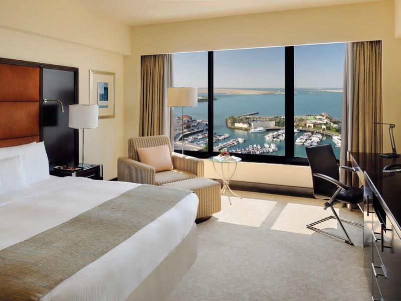 Modernes Hotelzimmer mit großem Fenster und Blick auf den Hafen