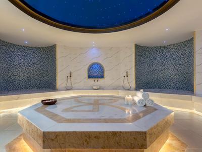 Luxuriöser, runder Hamam mit Marmorinnenausstattung und blau dekorierten Wänden